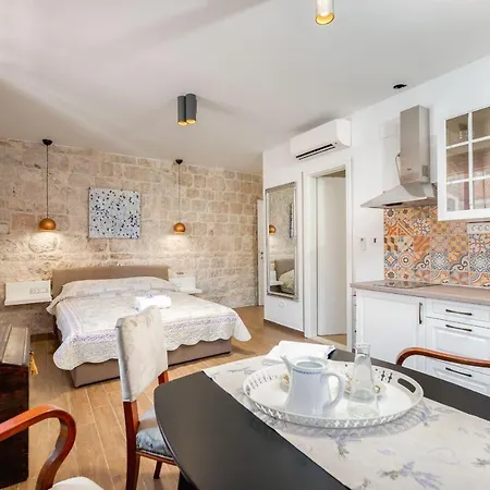 Vintage House Al Pozzo Aparthotel Hvar Town